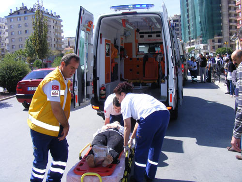 Anne ve öğrenciye öğretmen çarptı Anne ve öğrenciye öğretmen çarptı