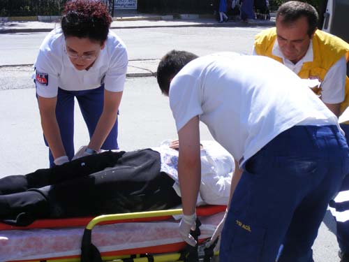 Anne ve öğrenciye öğretmen çarptı Anne ve öğrenciye öğretmen çarptı