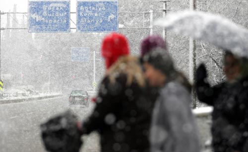 Antalya'ya yıllardır beklenen kar yağdı-