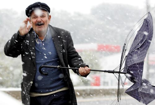 Antalya'ya yıllardır beklenen kar yağdı-