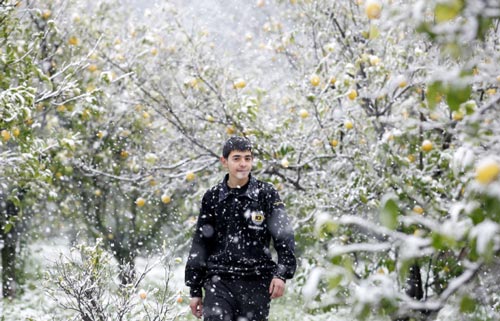 Antalya'ya yıllardır beklenen kar yağdı-