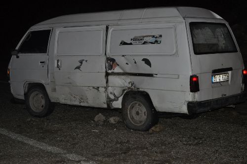 Aracın üzerine kaya düştü: 4 yaralı Aracın üzerine kaya düştü: 4 yaralı