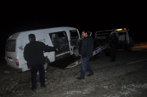 Aracın üzerine kaya düştü: 4 yaralı Aracın üzerine kaya düştü: 4 yaralı