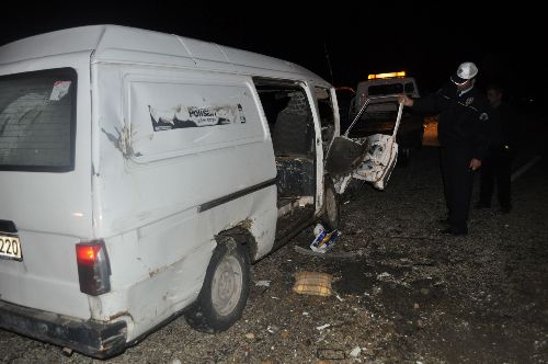 Aracın üzerine kaya düştü: 4 yaralı Aracın üzerine kaya düştü: 4 yaralı