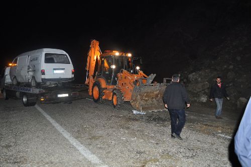 Aracın üzerine kaya düştü: 4 yaralı Aracın üzerine kaya düştü: 4 yaralı