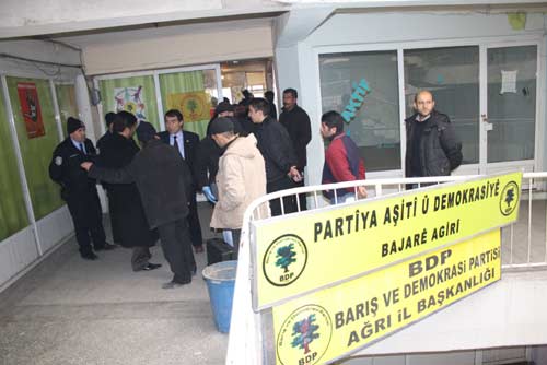 BDP binasının kapısını kırdılar / GALERİ BDP binasının kapısını kırdılar / GALERİ