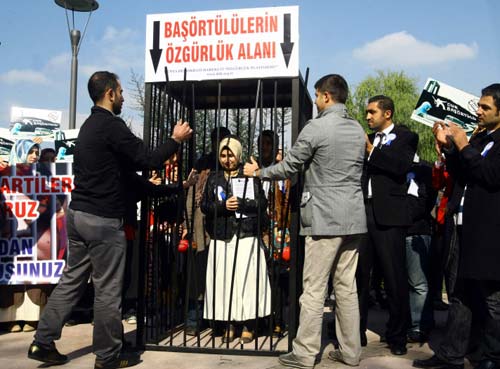 Başkentte sıradışı başörtüsü eylemi Başkentte sıradışı başörtüsü eylemi