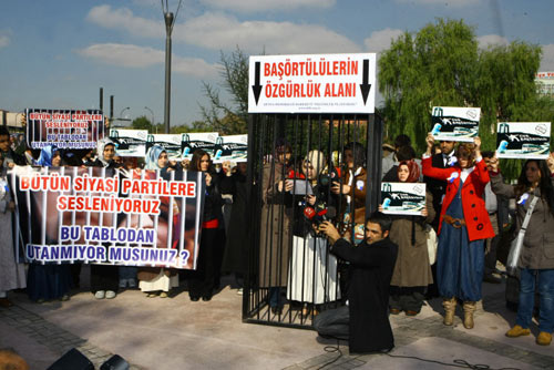 Başkentte sıradışı başörtüsü eylemi Başkentte sıradışı başörtüsü eylemi