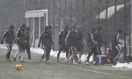 Beşiktaş kar yağışı altında çalıştı /