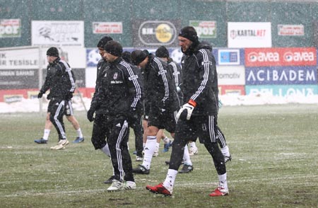 Beşiktaş kar yağışı altında çalıştı /