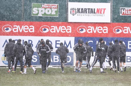 Beşiktaş kar yağışı altında çalıştı /