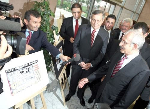 CHP'nin hakaret dolu sergisi kaldırıldı CHP'nin hakaret dolu sergisi kaldırıldı