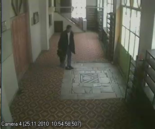 Camiye giren hırsız güvenlik kamerasına yakalandı
