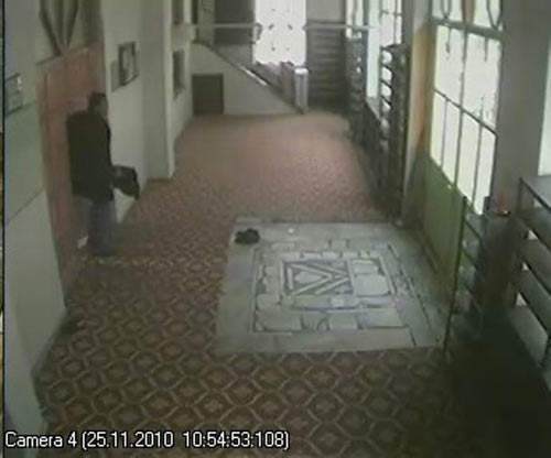 Camiye giren hırsız güvenlik kamerasına yakalandı