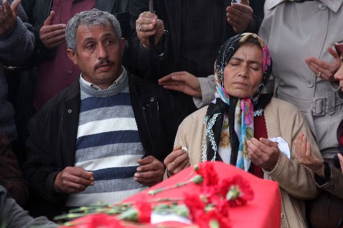Darp edilerek öldürülen genç toprağa verildi- Darp edilerek öldürülen genç toprağa verildi-