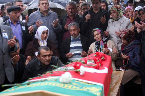 Darp edilerek öldürülen genç toprağa verildi- Darp edilerek öldürülen genç toprağa verildi-