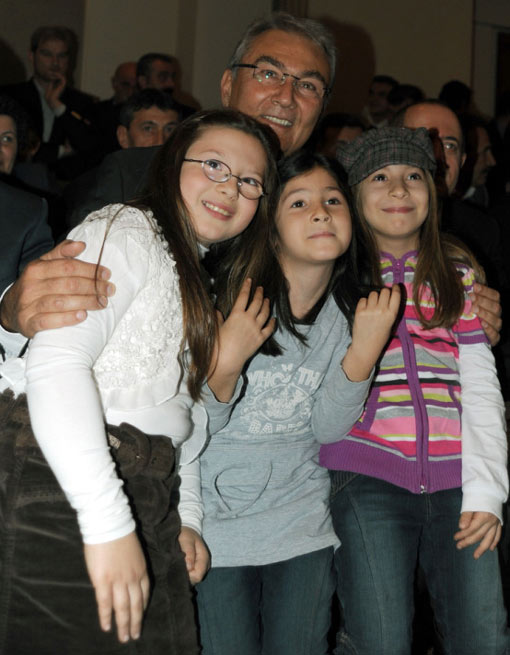 Deniz Baykal Trabzon'da fena köpürdü Deniz Baykal Trabzon'da fena köpürdü