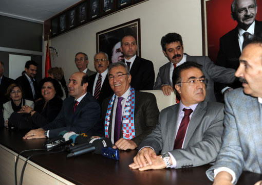 Deniz Baykal Trabzon'da fena köpürdü Deniz Baykal Trabzon'da fena köpürdü