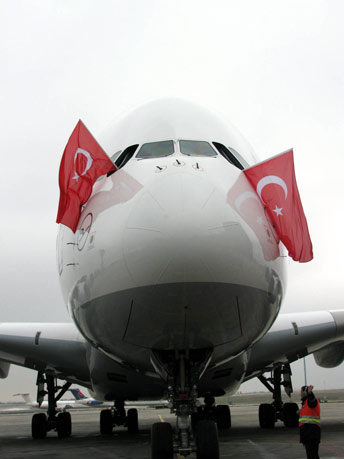 Dev uçak, Türk bayrağıyla indi /