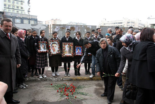 Diyarbakır'da katledilen öğrenciler anıldı Diyarbakır'da katledilen öğrenciler anıldı
