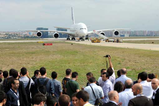 Dünyanın en büyük uçağı İstanbul'a indi