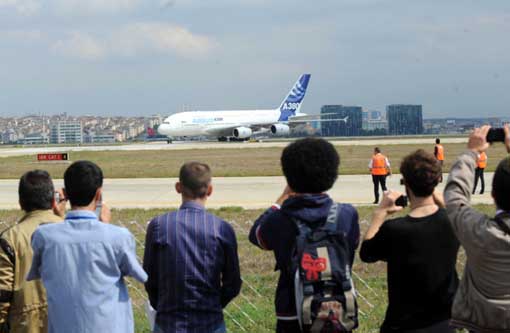 Dünyanın en büyük uçağı İstanbul'a indi