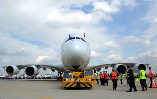 Dünyanın en büyük uçağı İstanbul'a indi
