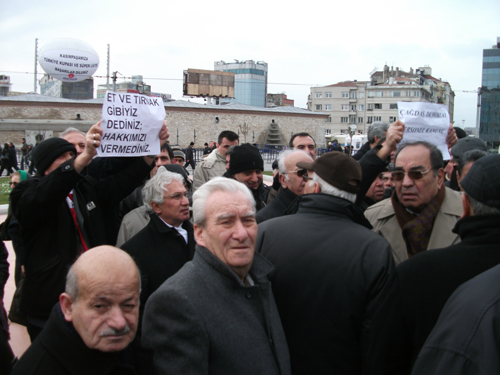 Emekli Astsubaylar Taksim'de eylem yaptı