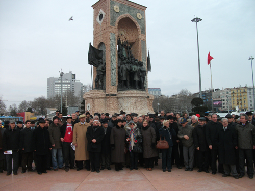 Emekli Astsubaylar Taksim'de eylem yaptı