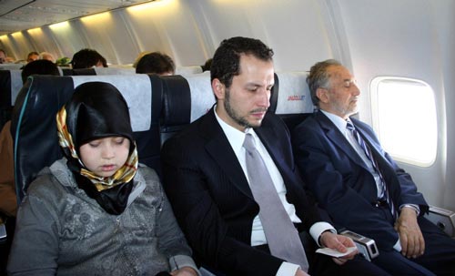 Erbakan'ı taşıyan uçakta duygusal anlar Erbakan'ı taşıyan uçakta duygusal anlar
