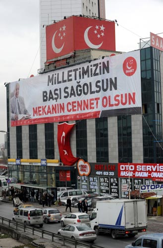 Erbakan'ın evine ziyaretler sürüyor Erbakan'ın evine ziyaretler sürüyor