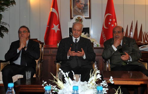Erbakan'ın evine ziyaretler sürüyor Erbakan'ın evine ziyaretler sürüyor