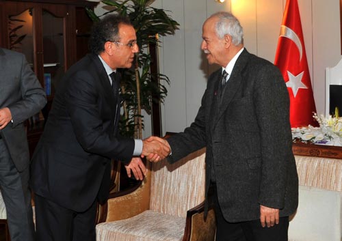 Erbakan'ın evine ziyaretler sürüyor Erbakan'ın evine ziyaretler sürüyor