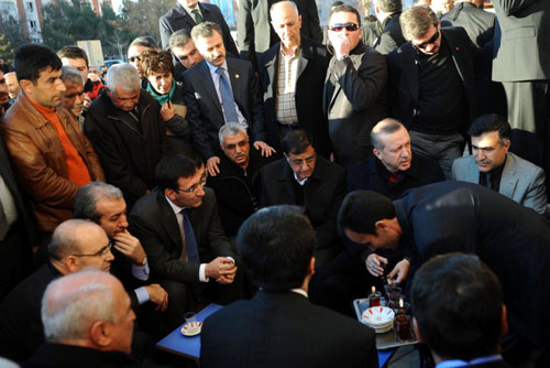 Erdoğan çay içti vatandaşları dinledi