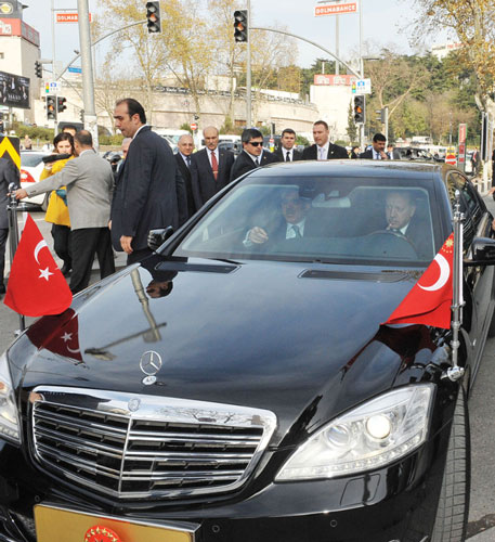 Erdoğan, en forslu makam aracının başında-