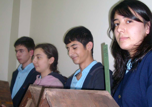 Eski okul sıraları yuvaya dönüştü Eski okul sıraları yuvaya dönüştü