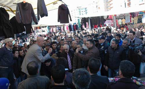 Esnaf ve polis birbirine girdi / GALERİ Esnaf ve polis birbirine girdi / GALERİ