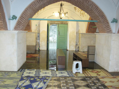 Fatih'teki tarihi camiyi su bastı