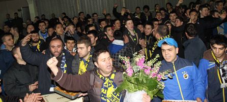 Fener taraftarı Samandıra'yı yaktı /