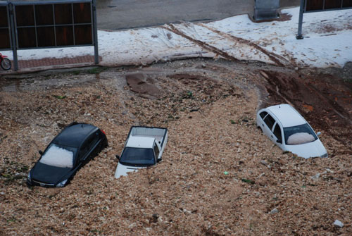 Finike'de dolu araçları toprağa gömdü