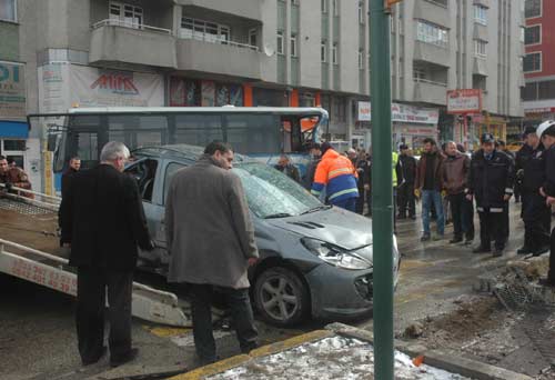 Freni patlayan otobüs dehşet saçtı /