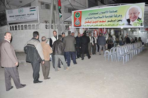Gazze'de Erbakan için taziye çadırı /