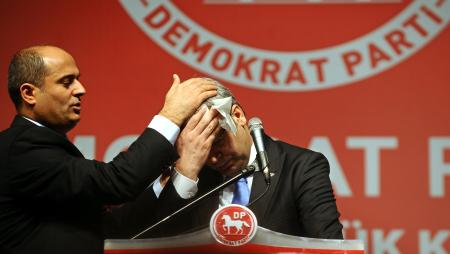 Genel Başkan adayı kürsüde fenalaştı! Genel Başkan adayı kürsüde fenalaştı!