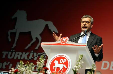 Genel Başkan adayı kürsüde fenalaştı! Genel Başkan adayı kürsüde fenalaştı!