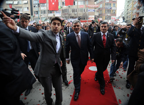 Gül'ü 'gülüm benimle' karşıladılar-Video