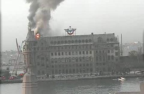 Haydarpaşa Garı'nın çatısı yandı Haydarpaşa Garı'nın çatısı yandı