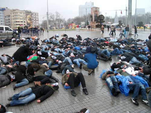 Hocalı Katliamını böyle protesto ettiler /