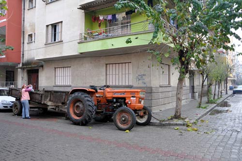 İki kere soyulunca traktörü zincirledi!