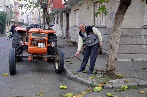 İki kere soyulunca traktörü zincirledi!