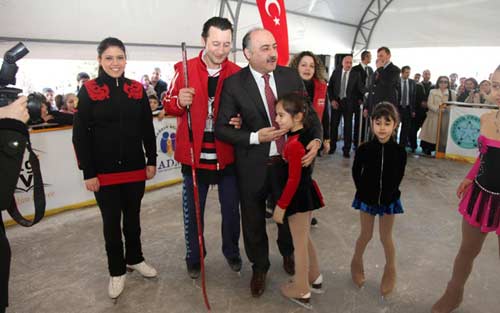 İstanbul'un en büyük buz pisti açıldı /
